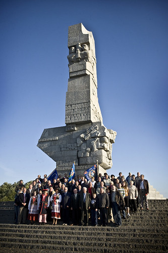 Małopolanie pod pomnikiem na Westerplatte